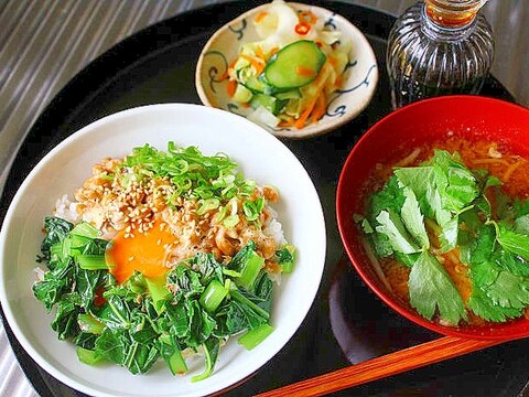 モロヘイヤと小松菜の炒めもの＊納豆丼